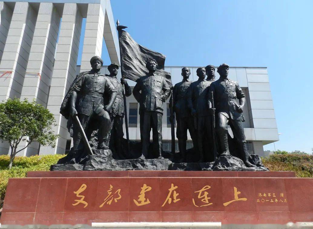 《支部建在连上》2013年 铸铜 高6.8m.