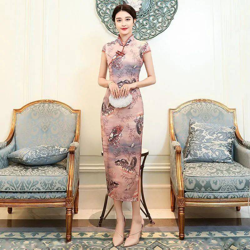 穿旗袍拿什么样的包好看模特给你做示范