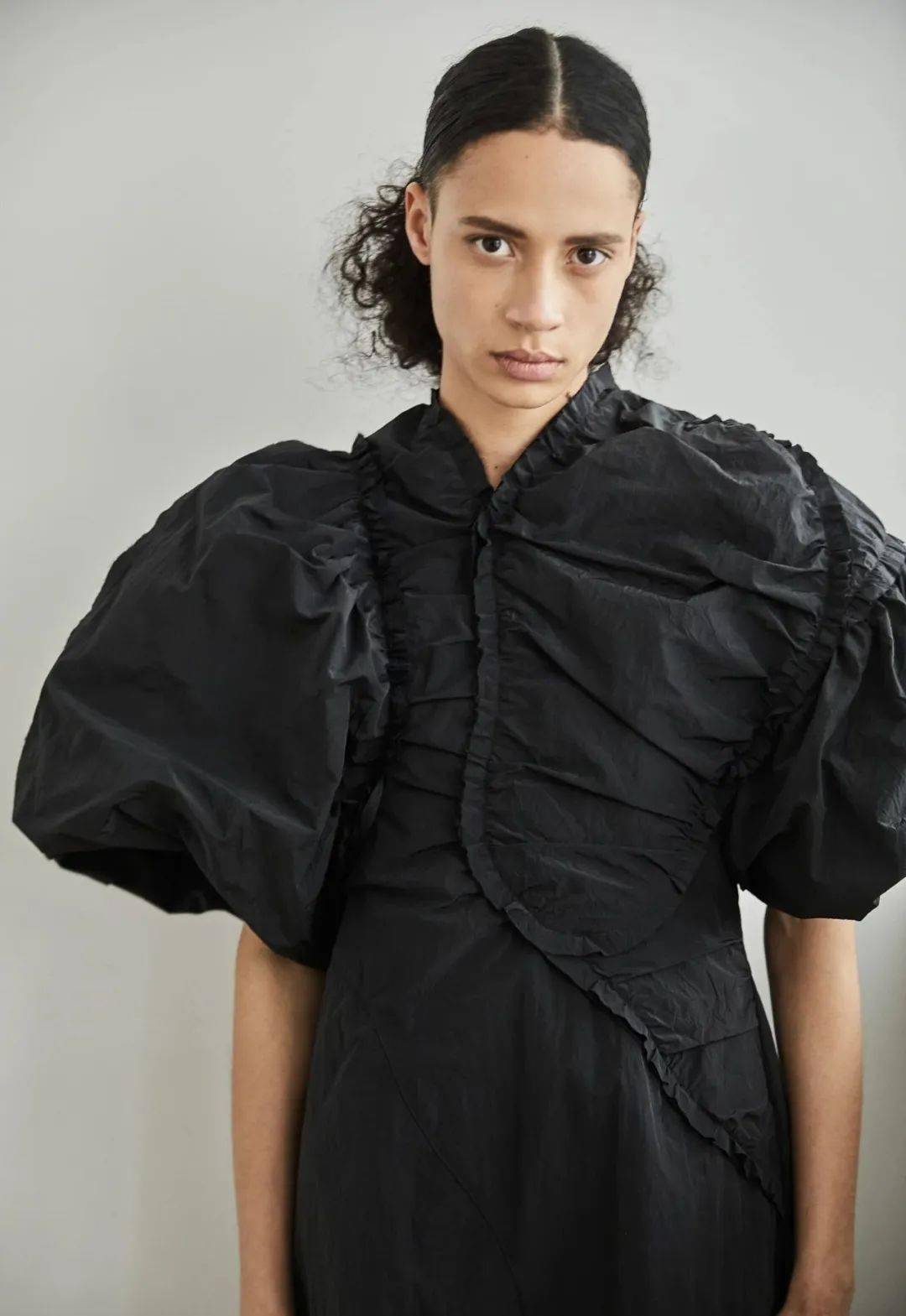 夸张比例肩袖设计