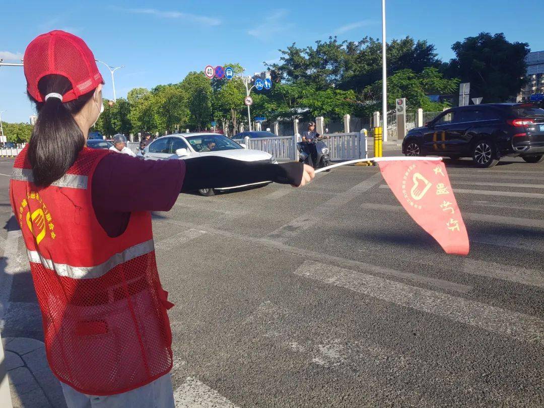 助力五城联创倡议文明出行一大波路小青上岗服务
