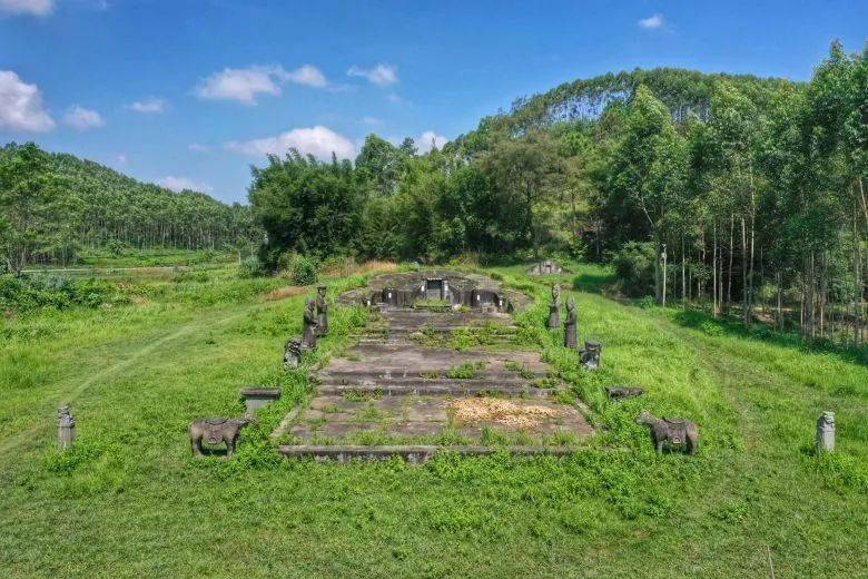 冯子材墓,位于广西壮族自治区钦州市钦南区沙埠镇泥桥村东北100米的小