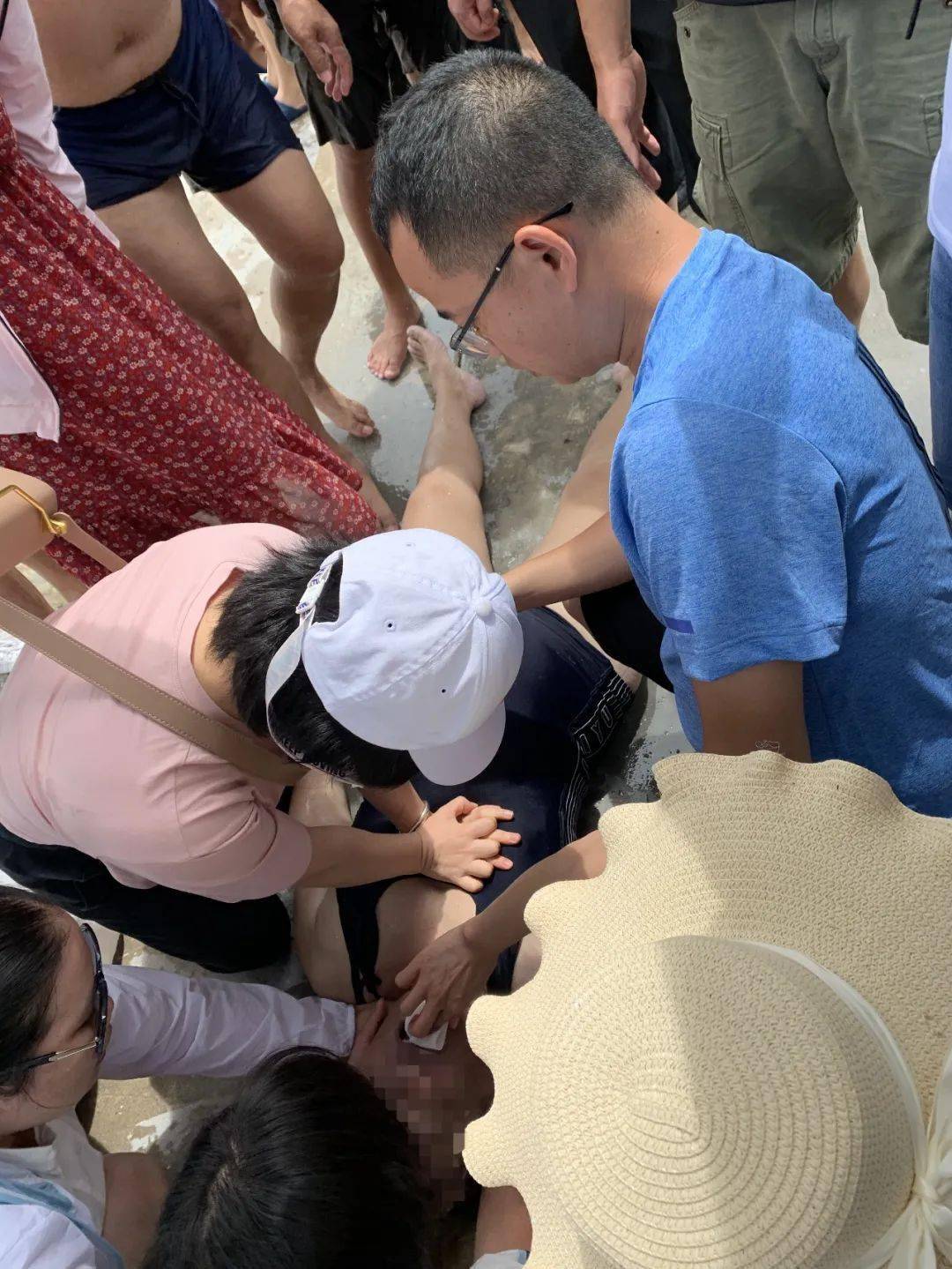 在海边紧急抢救一溺水女子!
