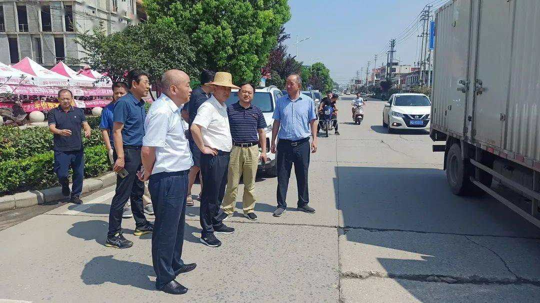 7月29日,息县县委书记金平,县委副书记,县政府县长袁钢一行到明港产业