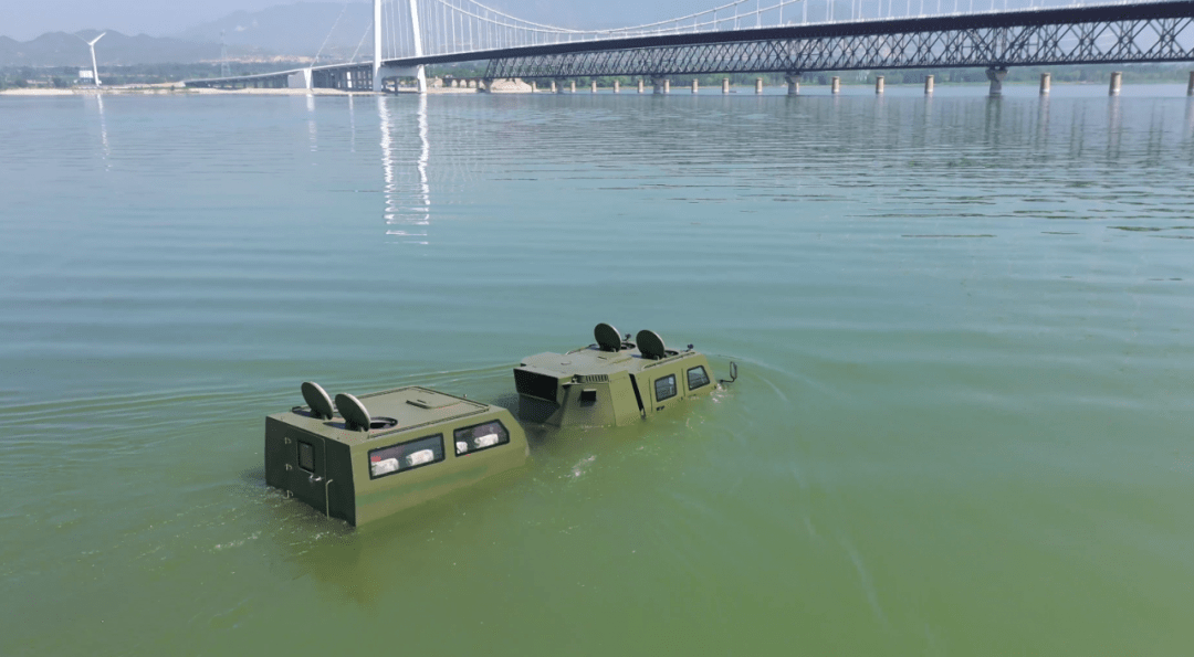 武警官兵驾驶全地形救援车为打好防汛主动仗,武警第一机动总队某支队