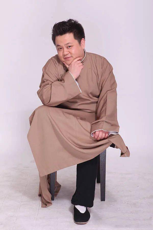 演员本期兢兢业业曲艺人我们就跟您聊一聊北京曲艺团的青年相声演员王