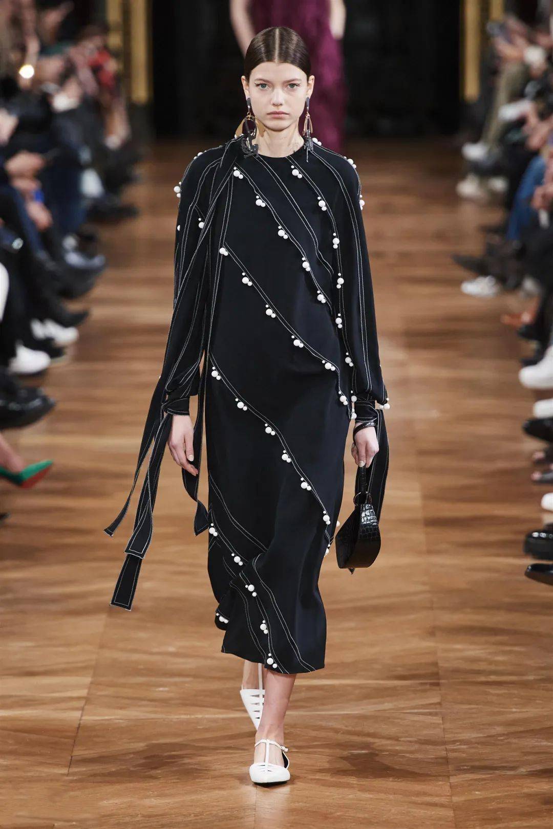 2020/21秋冬秀场分析,国际设计师告诉你接下来服装应该怎么设计!