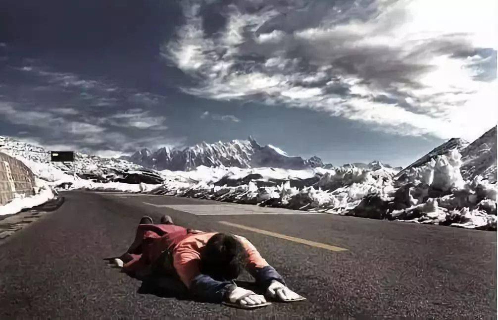 藏族同胞磕长头朝圣之路,每张照片都震撼人心