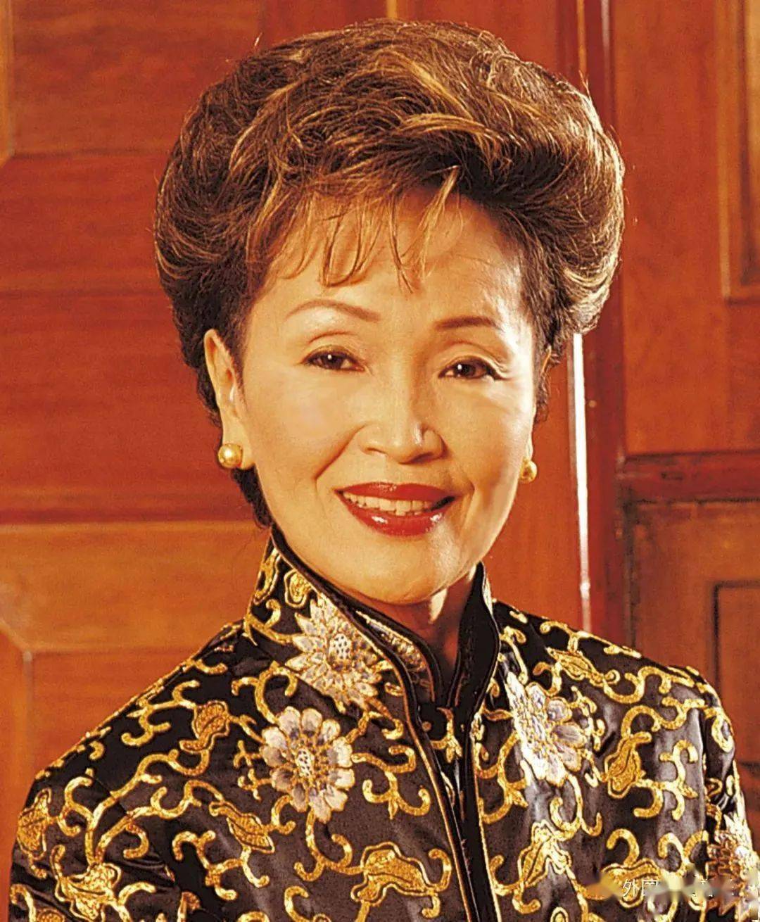 西崎崇子是日本最优秀的小提琴家之一,她起初随父亲习琴,其后成为铃木