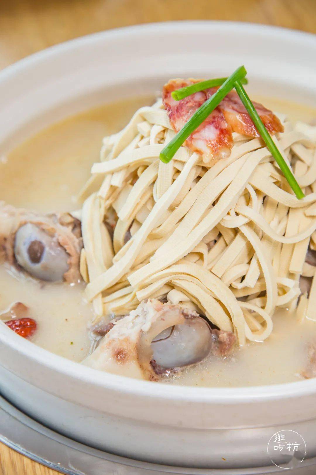 这家叱咤江湖22年的筒骨煲,性价比炸天!