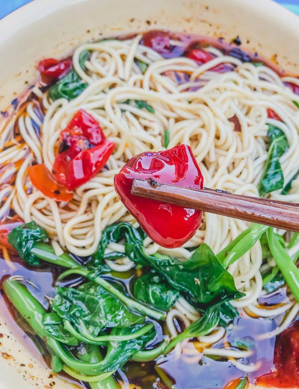 开在楼梯间里的小餐馆,凭一碗郡花面称霸冉家坝!_妹儿