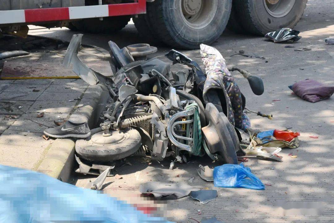 事故责任已认定:肇事车辆均超载!