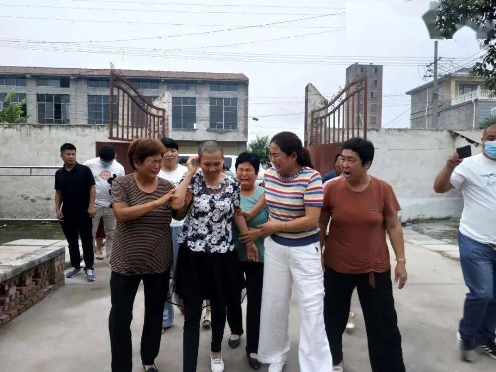 8月4日下午,虞城县稍岗镇冯庄村的一个农家院里站满了人.