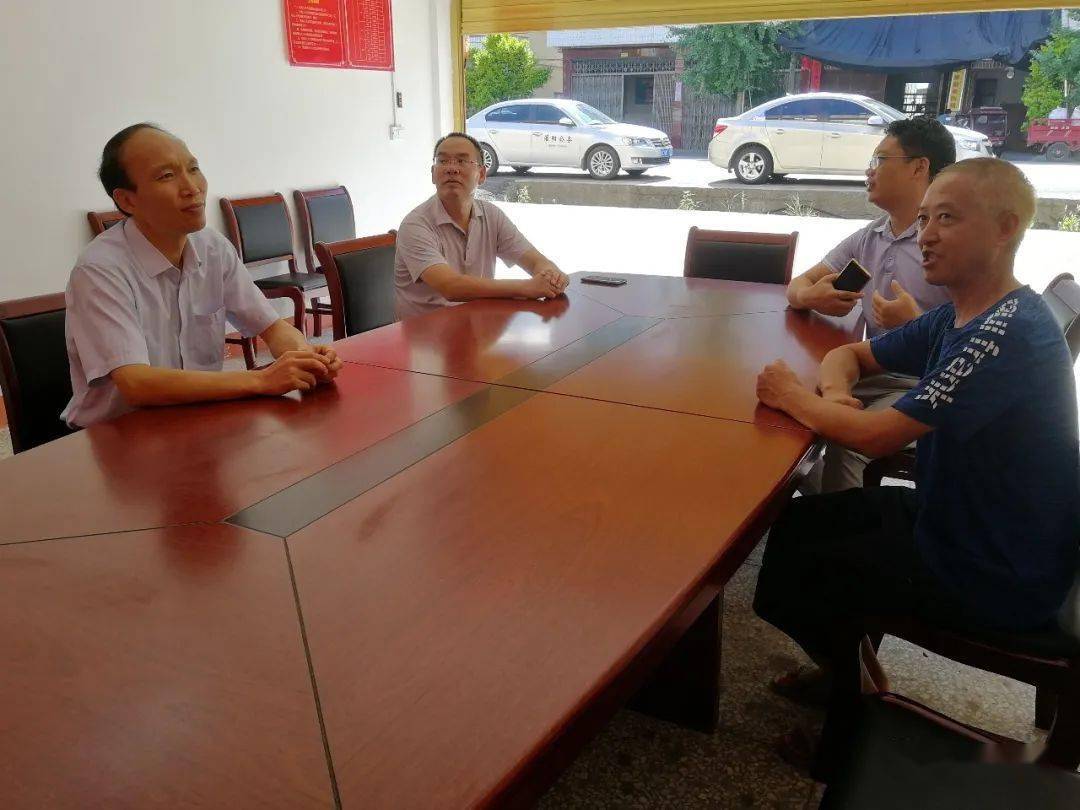 陈礼兵一行首先实地查看了中秀人大代表联络站建设情