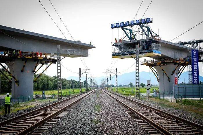 呼和浩特市首次采用桥梁转体施工技术建设跨铁路立交桥 西三环路跨京