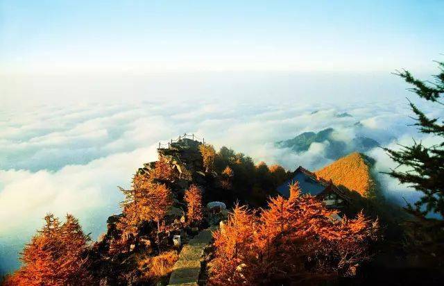 太白神仙道,從下板寺到拔仙台,它一手牽著凡間,一邊連著仙界,經會仙坪