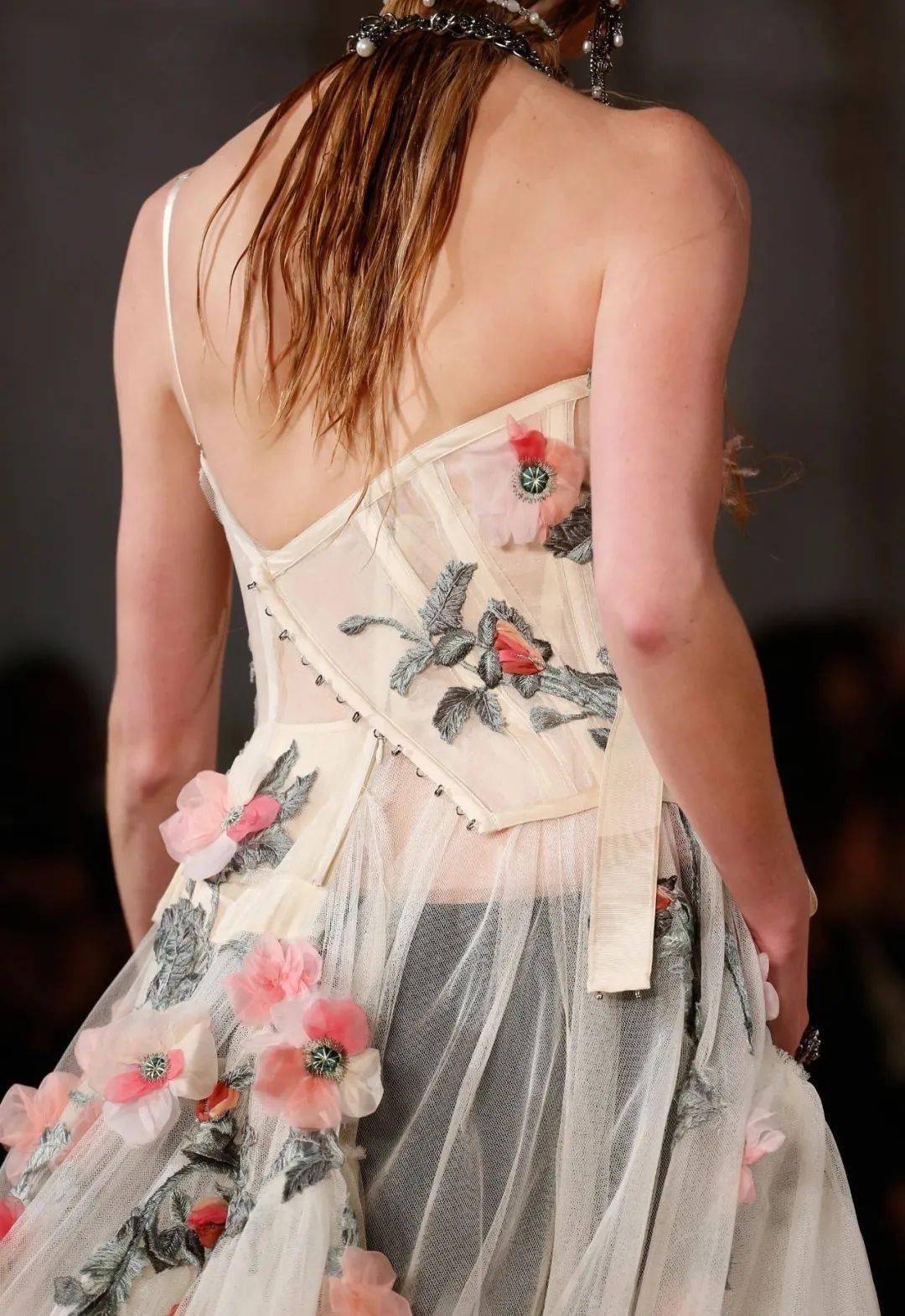 时装背部细节表现丨绝对不能敷衍的背部设计