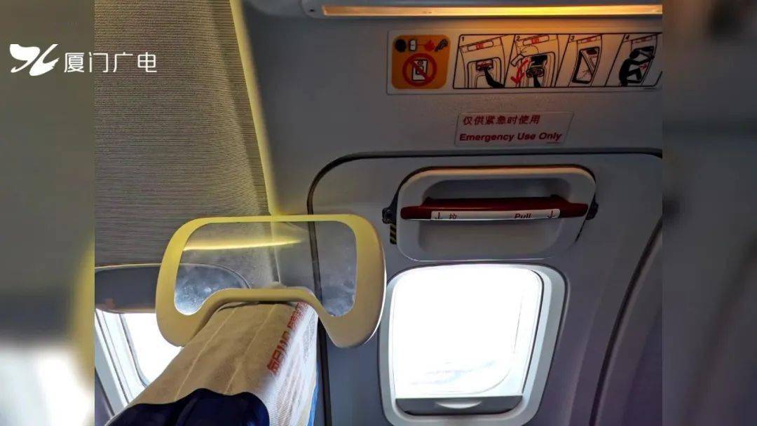 江某趁着飞机下降,机组人员回到座位上时,竟然把座位旁两个应急舱门