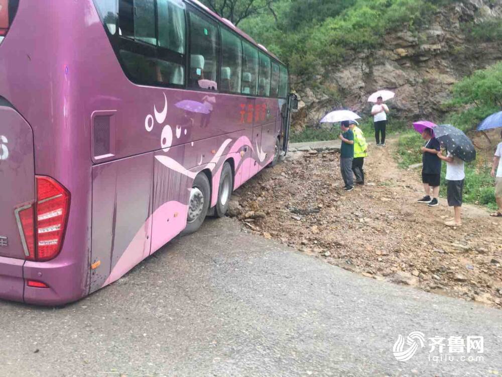 大客車雨中被困山路 淄博沂源交警暖心救助