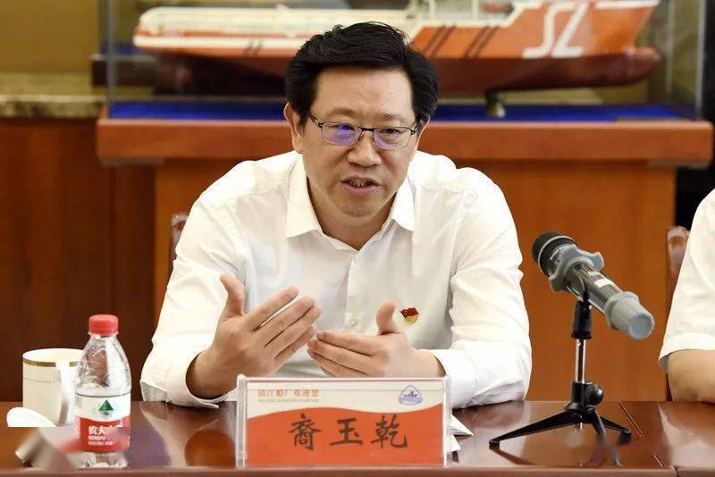 裔玉乾参加党支部活动走访镇江船厂