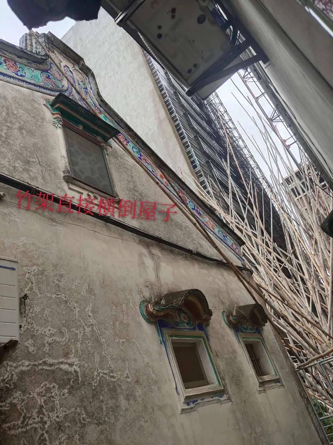 家住在燎原镇泥沟村泥沟小学附近的张小姐向我们反映,称在她家老厝