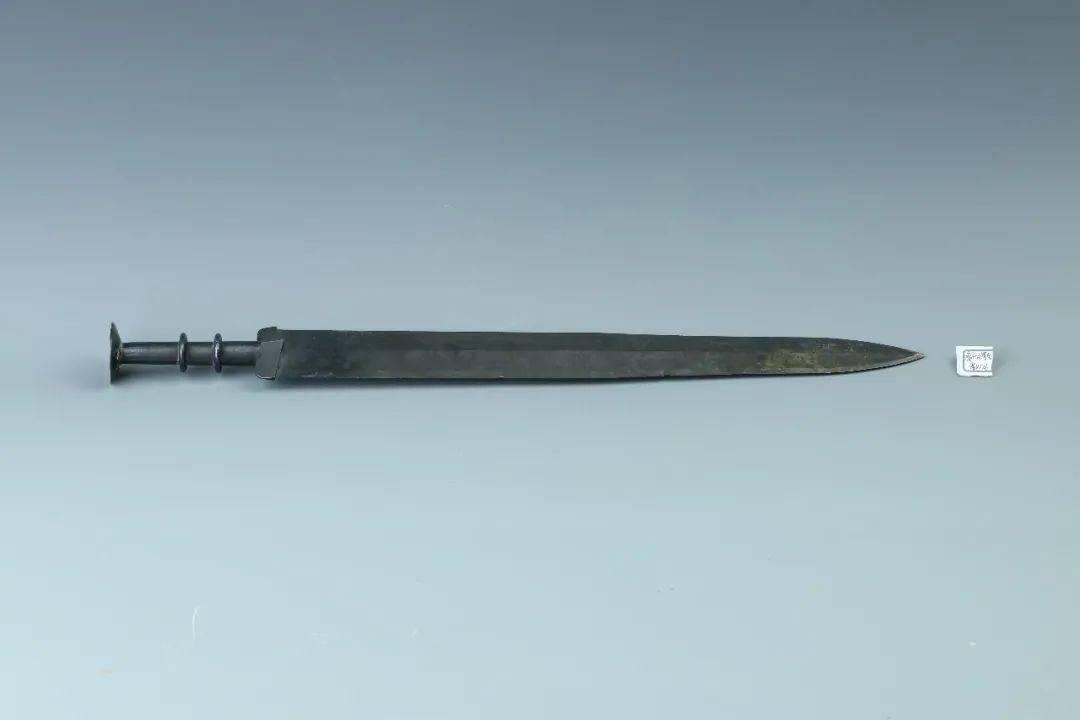 74厚格青铜剑战国1989年奉化东江出土厚格青铜剑以152票,紧随其后