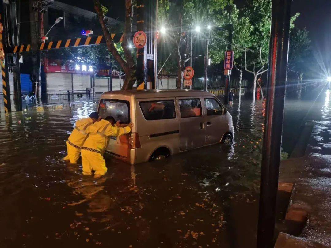 暴雨戳心不怕有更暖心的开封人都来看看
