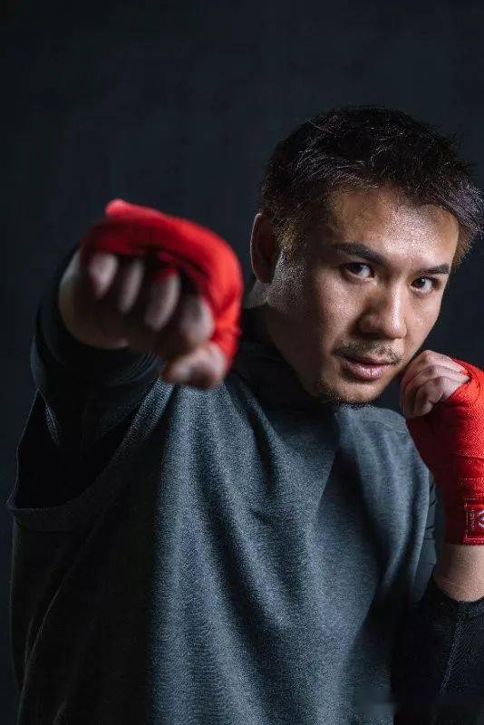 然而,俞智敏老师面带笑容地把一副崭新的大红色拳击手套塞到我手中并