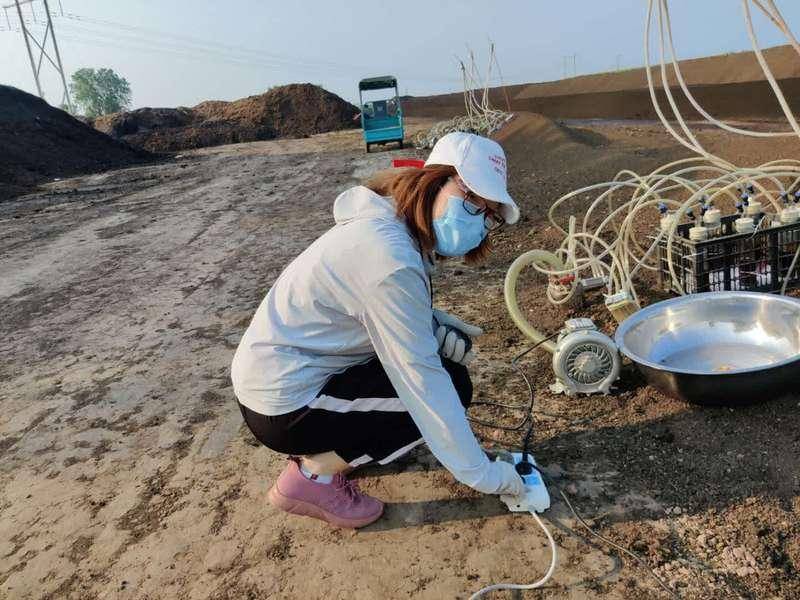 马明芳在准备堆肥实验.白寨科技小院供图