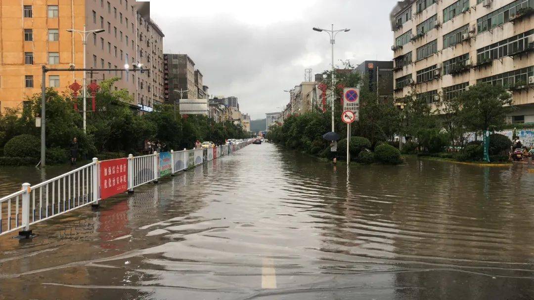 商洛市区今天下午突降暴雨,记者带你直击现场!直播视频来了.