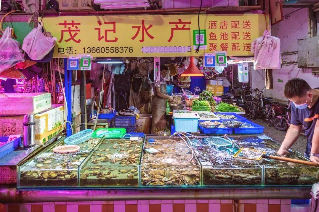 吃鲍鱼就更方便了,摊主会在你选好之后帮你现场杀,再用刷子仔仔细细