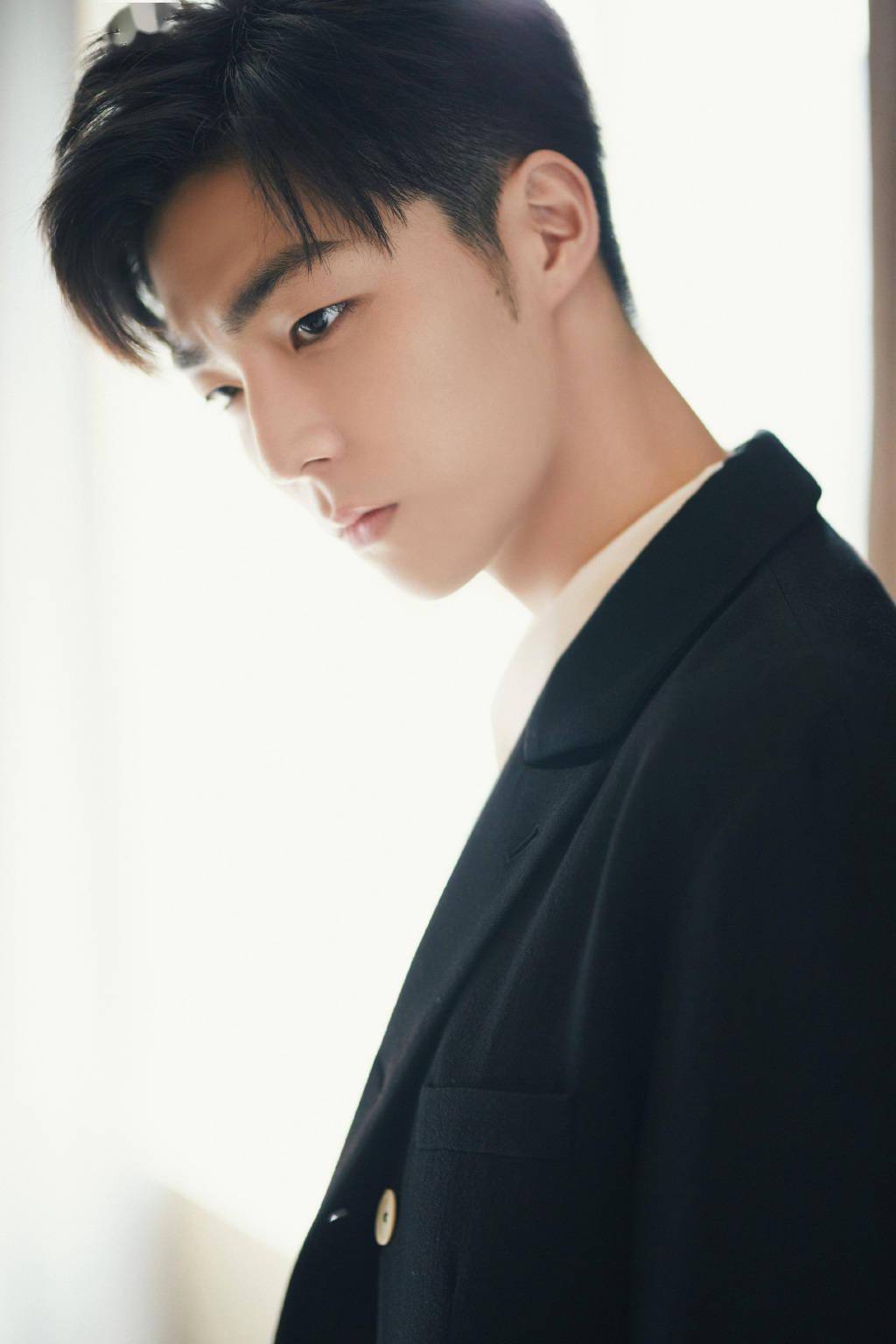 先是以一首震撼力十足的《万分之一》让我们热血沸腾,再是一首《温柔