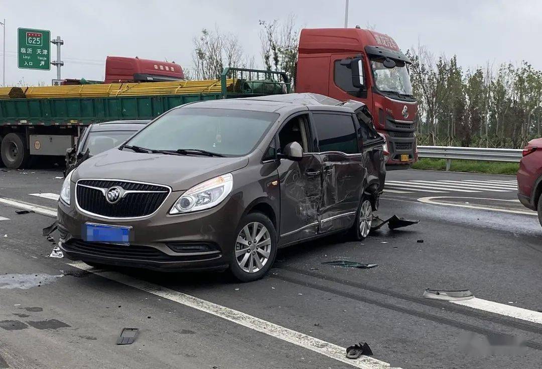 惨烈滨州205国道多车相撞一车面目全非