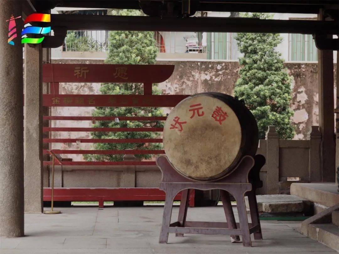 在大成殿的前檐下放置着状元鼓,左右两侧放置着祈福板.