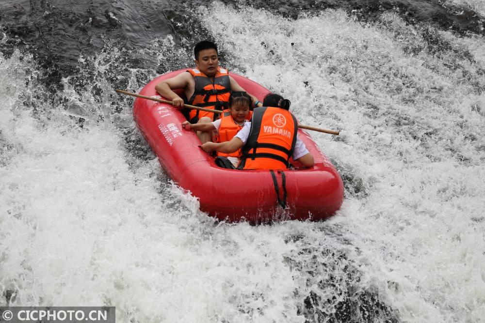 贵州赤水:漂流戏水享清凉