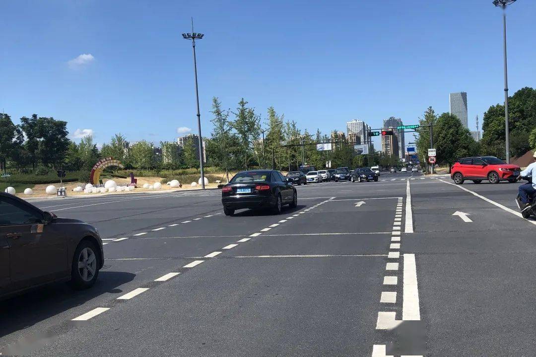 我市首条直行待行区投入使用这样的车道该怎么开