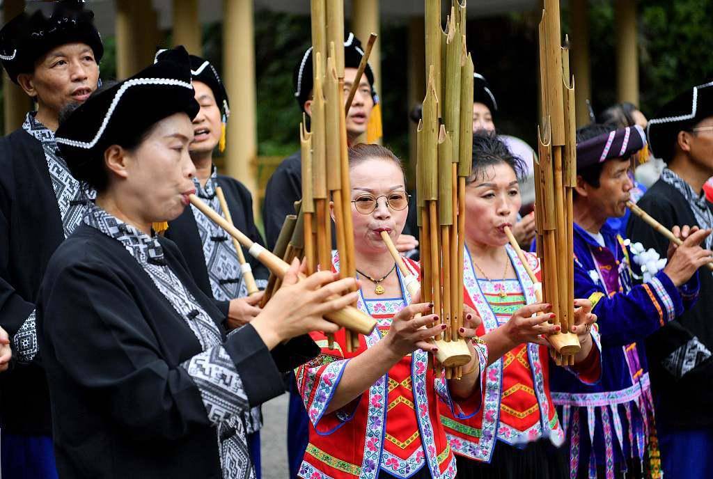 湖北恩施农民表演侗族传统歌舞进军乡村演艺圈