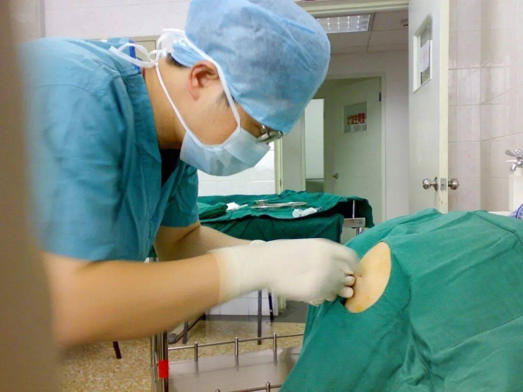 针对膝,腕,肩,肘,髋,踝等部位关节腔进行穿刺,穴位注射,针对顽固性