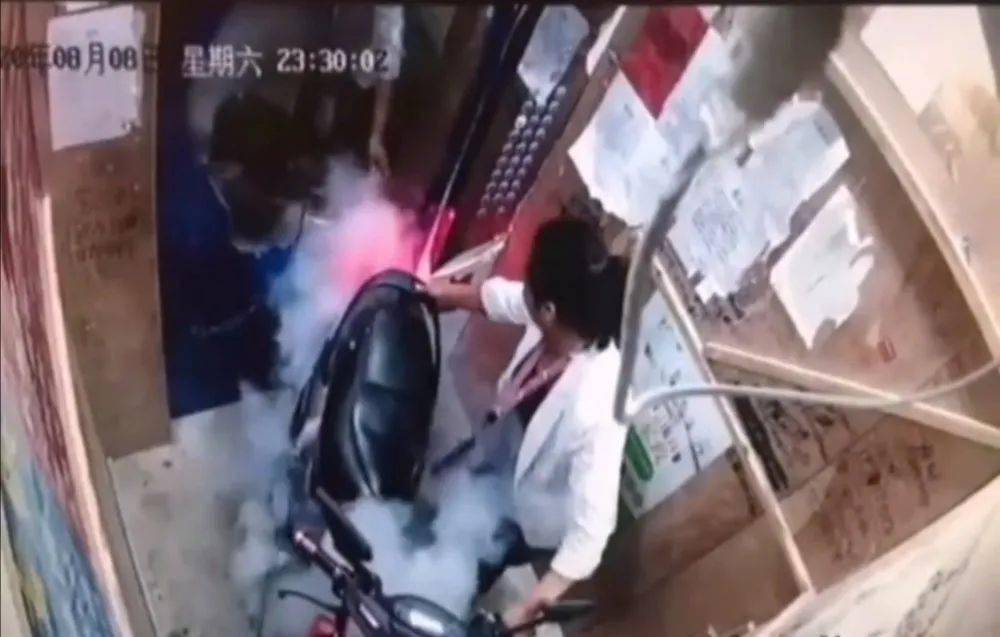电动车进电梯后突然自燃,电梯厢瞬间被浓烟吞噬!