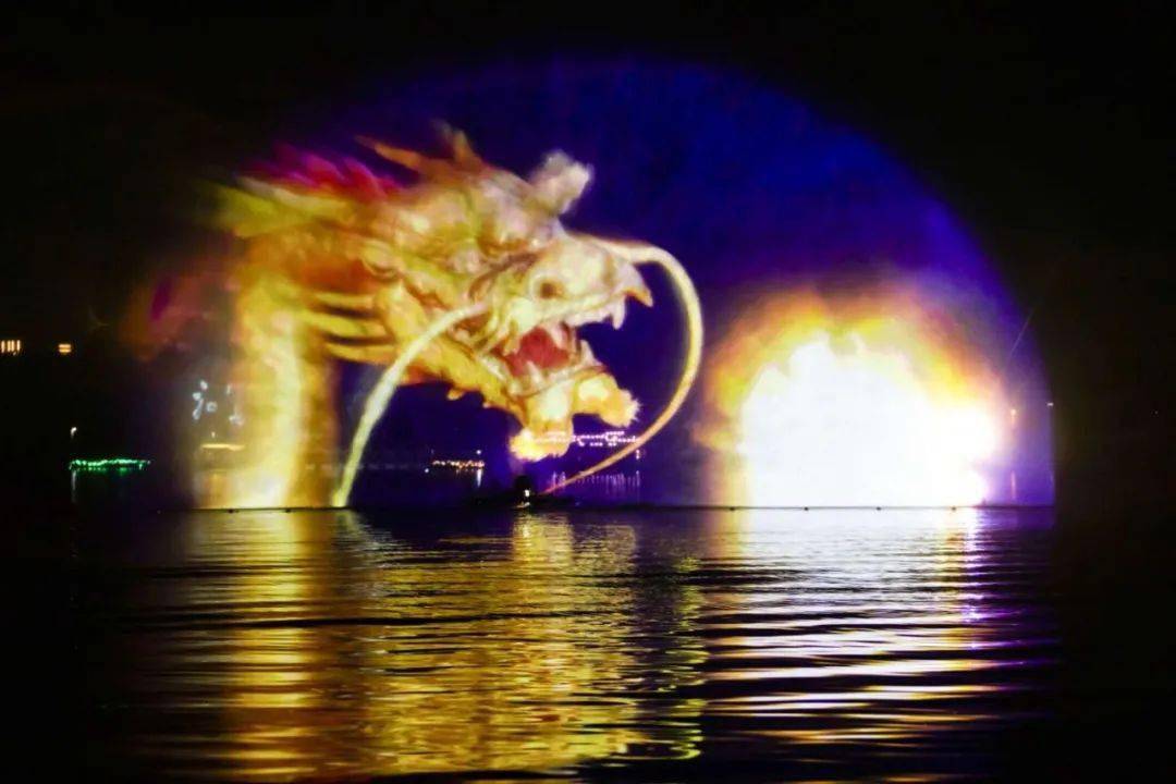 长春南湖公园上演水幕全息灯光秀每天晚上8点到9点共有三场