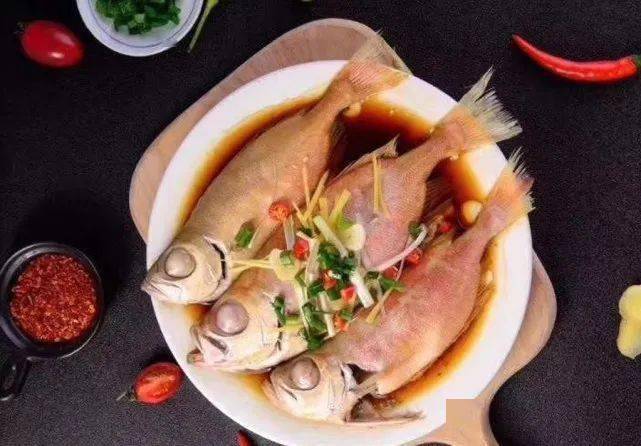 大眼鸡不算是高级的品种,却是很受喜爱的鱼,清蒸,做汤,红烧,干煎,盐烤