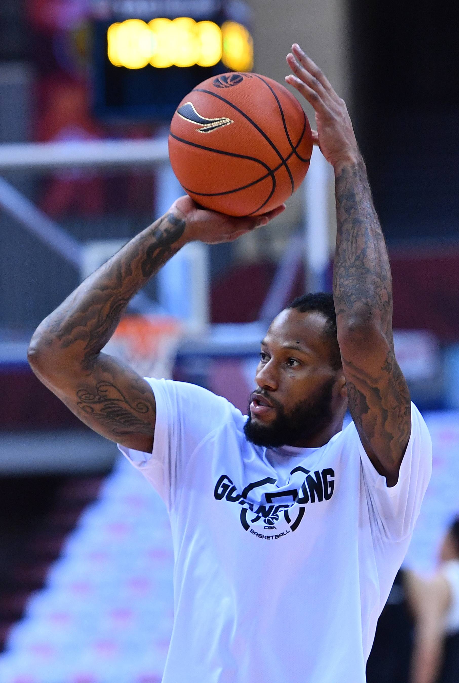 8月11日,广东东莞银行队球员威姆斯在训练中.