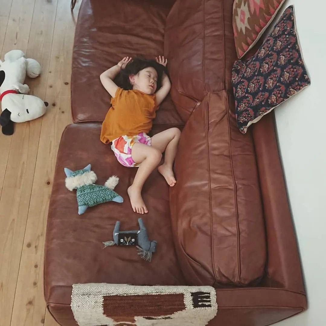 躺着能睡,就连坐着也能随时随地睡着比起旁边的史努比妹妹的睡姿仿佛