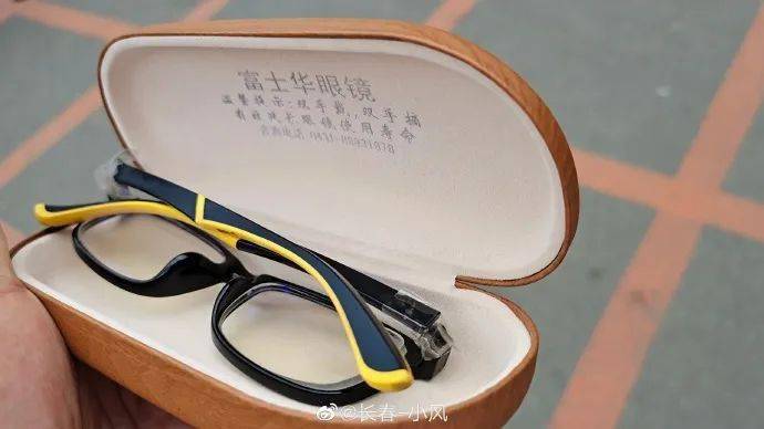 买的富士华眼镜戴一年眼镜腿折了,花钱换镜架后最近同一部位又折了