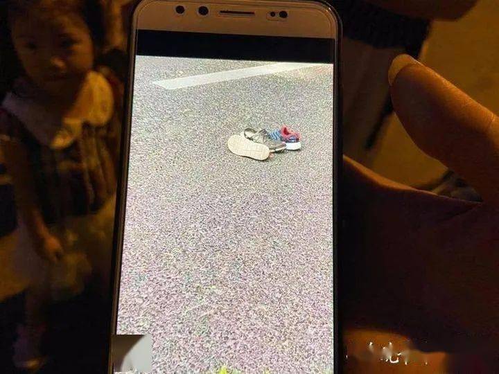 他听到有警笛声,出门发现有很多人在路边围观,这才知道发生了车祸