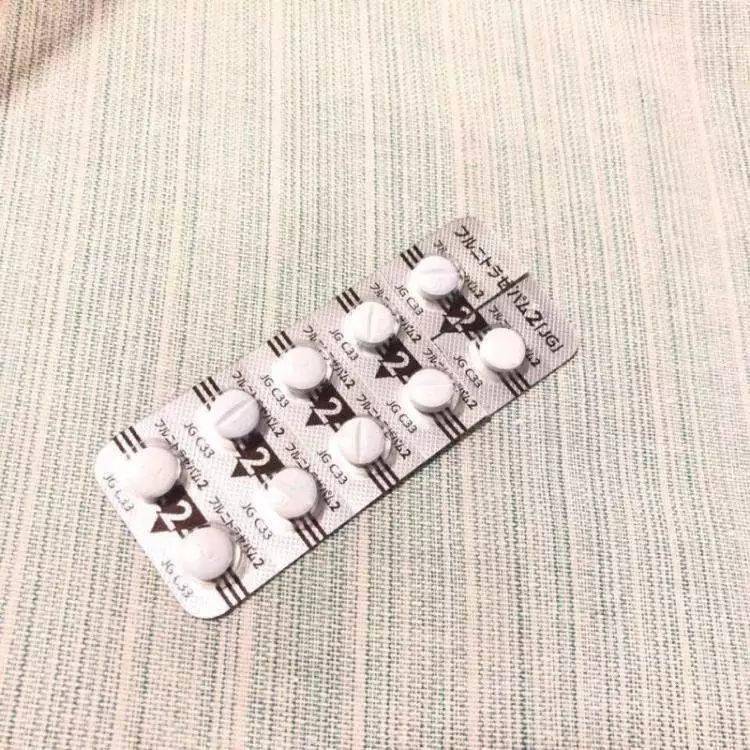 药片表面是白色的 ↓看上去是治疗失眠功能的 ↓包装上写着"不眠症