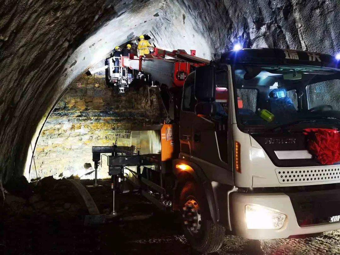 双侧壁施工立拱,中铁五局牛角坡隧道选用五新拱架安装车