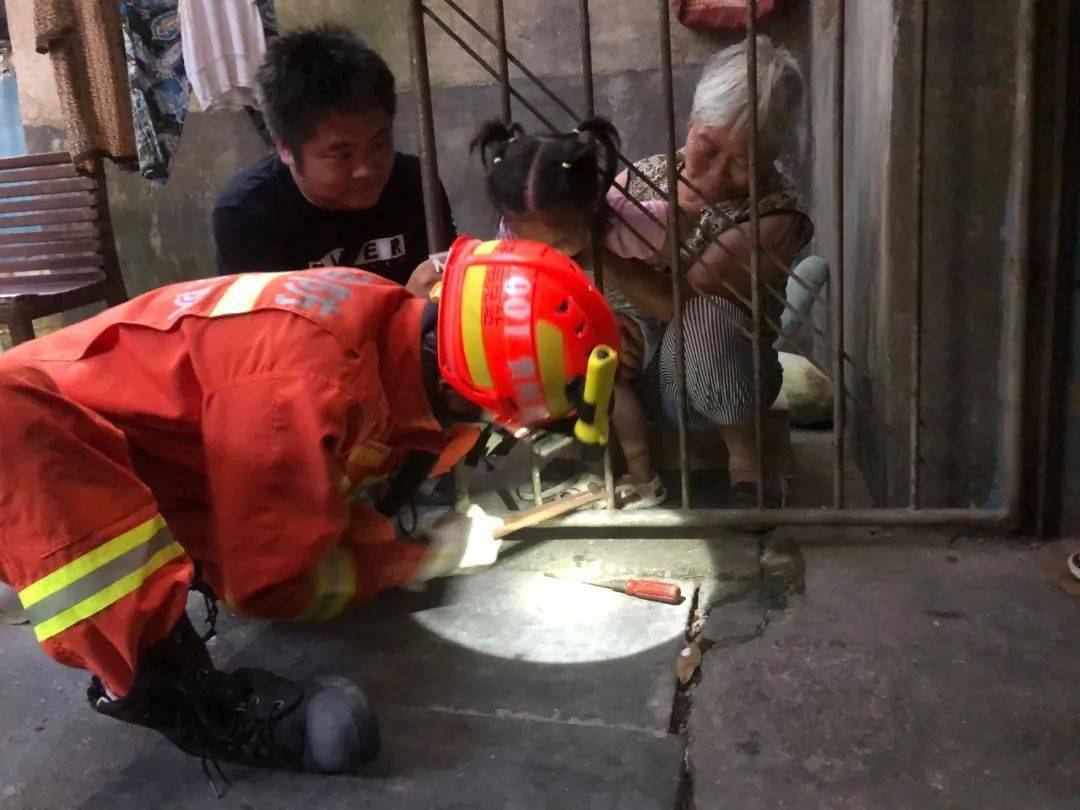 情况紧急3岁小女孩头部被防盗门护栏死死卡住附救援视频