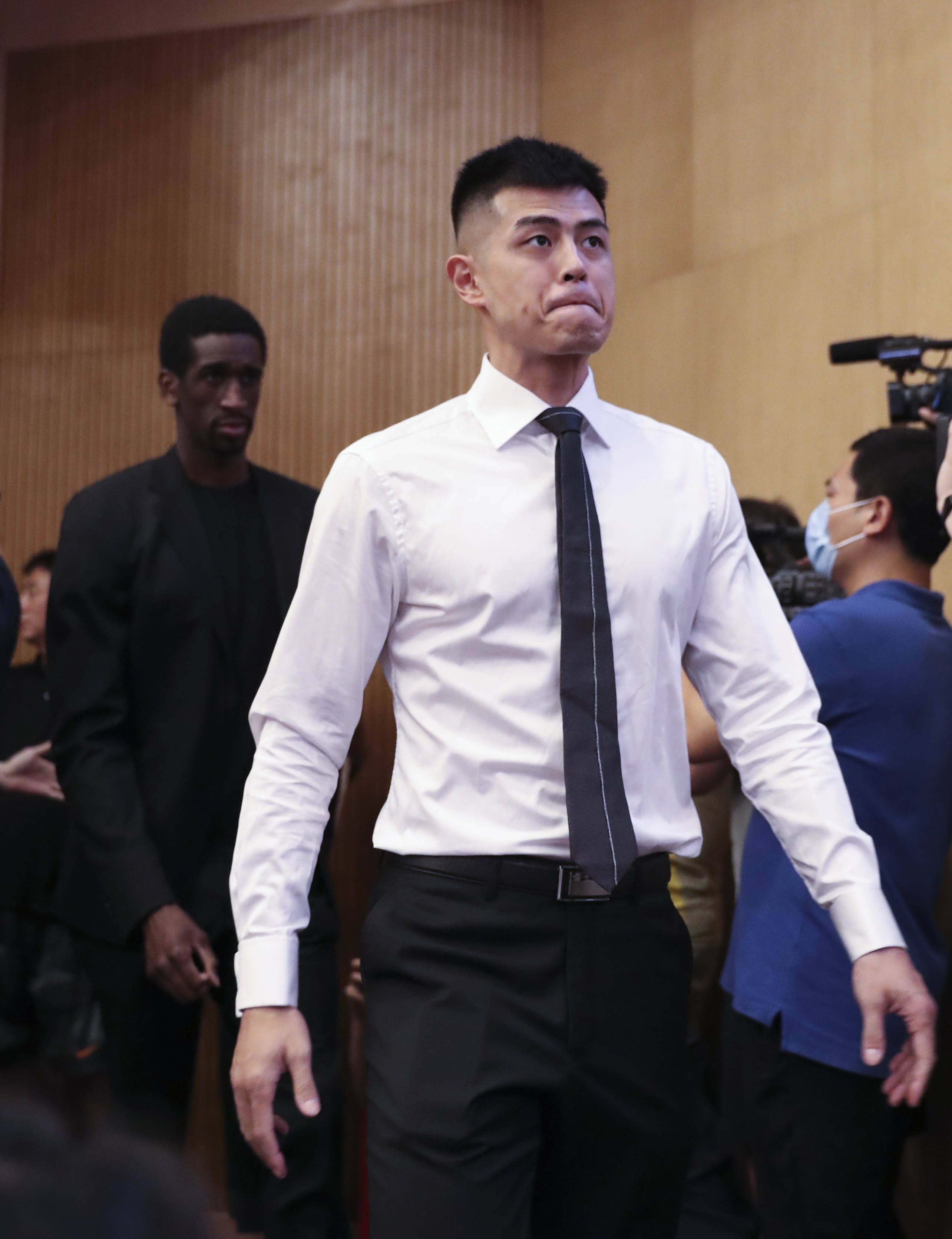 8月12日,北京首钢队球员方硕(前)走进答谢会现场.