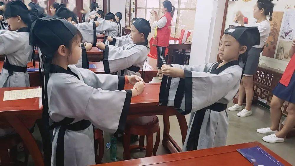 研学活动学礼仪之美习国学之粹淇滨区明达小学一7中队暑期研学之旅