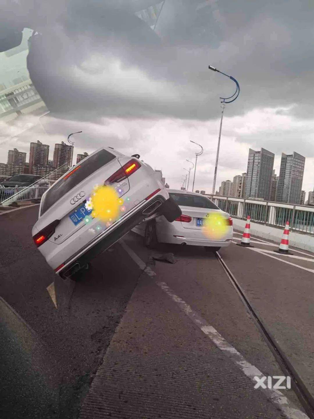 惠州大桥神奇车祸奥迪骑上宝马